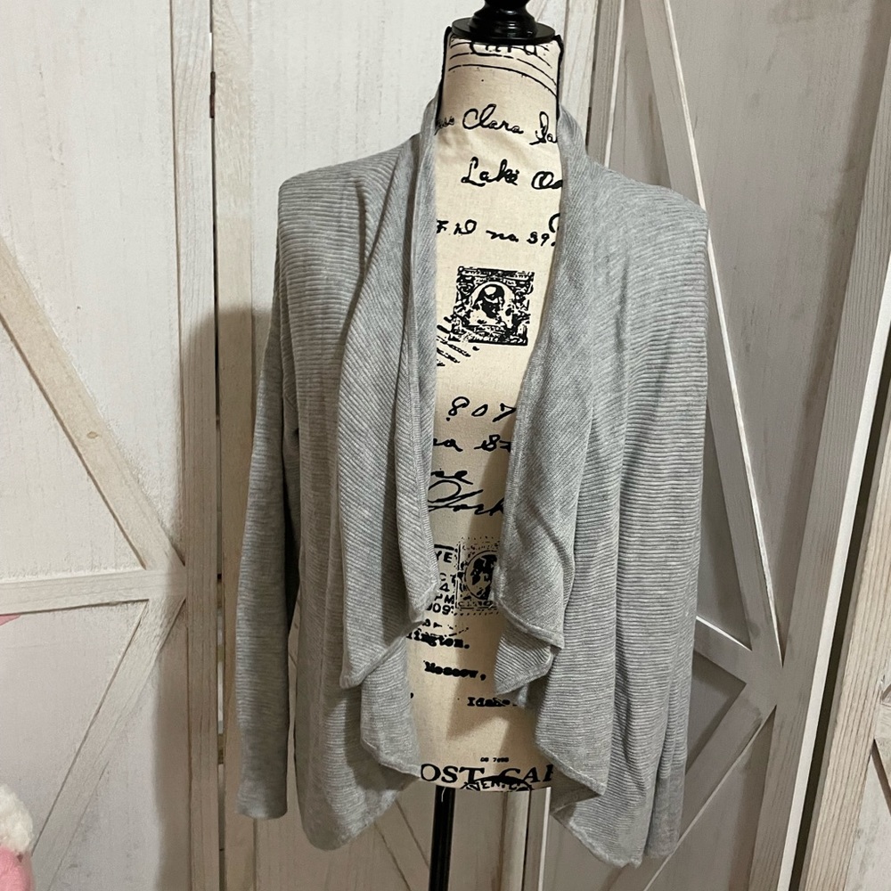 MAURICES EUC GRAY DRAPE FRONT CARDI 1X